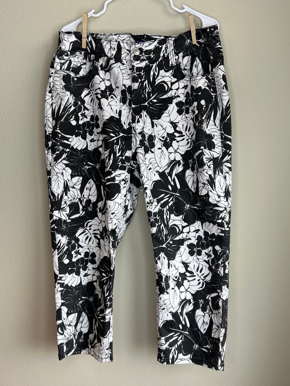 Catherines Secret Slimmer Black White Floral Tropical Capri Crop Pants Plus 16W